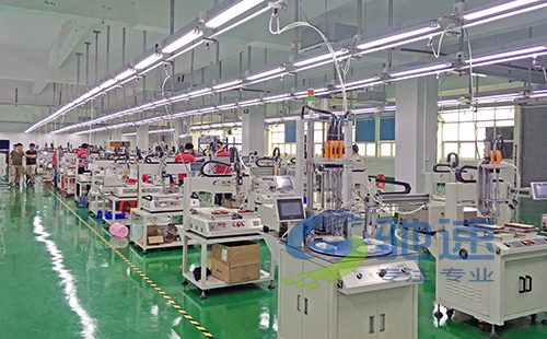 新的自動(dòng)鎖螺絲機(jī)車間